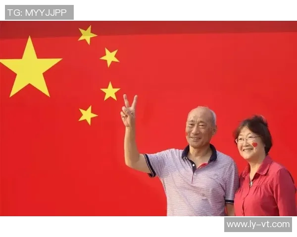 传奇巨星同框合影展现绿茵岁月激情与辉煌瞬间